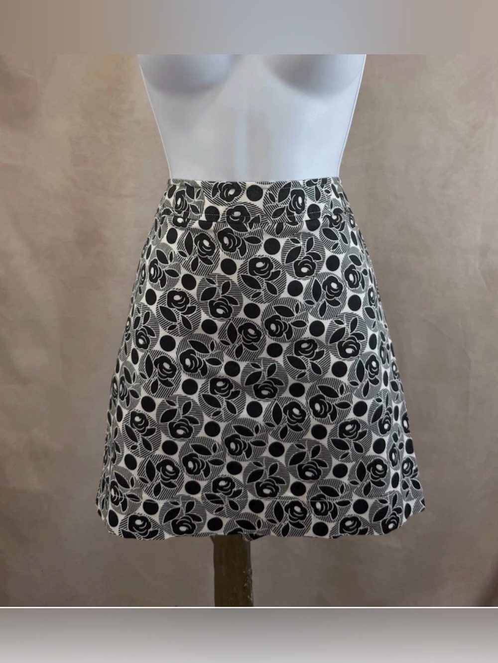 LOFT Petites Stretch Black & White Graphic Floral Mini Skirt Size 6P